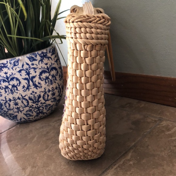 Vintage Rattan Bag with Needle Point Accent-Wood Handles-Zip Top-14x10x3 - Picture 8 of 17